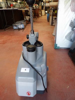 une machine posée sur le sol d'une pièce