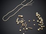 un assortiment de perles et d'autres bijoux sur un fond noir