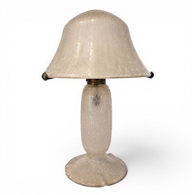 une image d'une lampe de table avec un abat-jour blanc