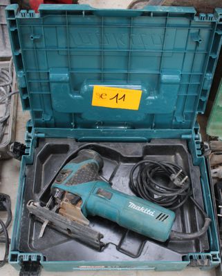 une boîte bleue contenant une perceuse et d'autres outils