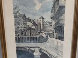 tableau représentant un pont au-dessus d'une rivière, avec des bâtiments en arrière-plan