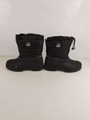 une paire de bottes de neige noires posées sur une surface blanche