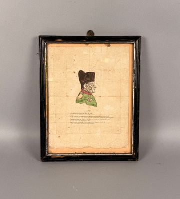 une vieille photo encadrée représentant une femme portant un chapeau et une robe verte