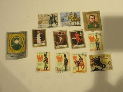 un grand nombre de timbres qui sont sur la table