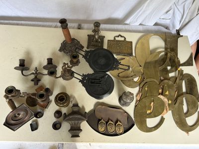 de nombreux objets anciens en laiton posés sur une table