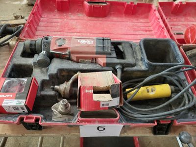 une boîte à outils rouge avec des outils sur une table