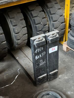 un tas de pneus posé par terre à côté d'un autre tas de pneus