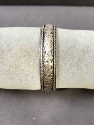 un gros plan d'une bague posée sur une serviette de table posée sur une table