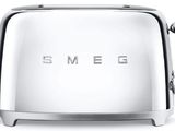 Le grille-pain est d'un argent brillant et porte l'inscription « Smeg ».