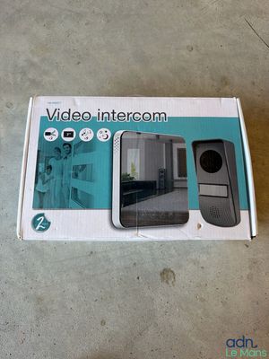 une image représentant une boîte contenant un interphone vidéo