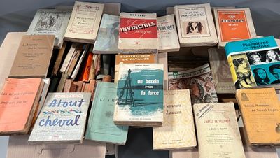 un grand nombre de livres posés sur une table