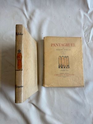 deux livres posés l'un à côté de l'autre sur un lit