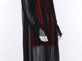 une image d'une robe noire et rouge sur un mannequin