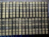 une pile de vieux livres empilés les uns sur les autres