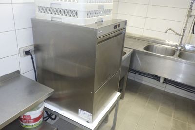 un évier en inox et un lave-vaisselle dans une cuisine