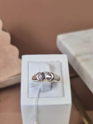 une boîte blanche posée sur une table, avec un anneau à l'intérieur