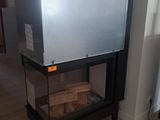 une boîte métallique posée sur un support