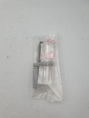 un sac en plastique contenant une vis, posé sur une table