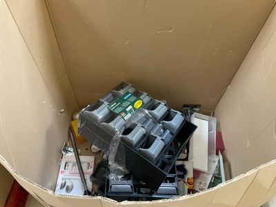 une boîte en carton remplie d'appareils électroniques divers
