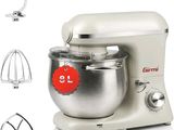 un mixeur blanc avec une étiquette rouge dessus