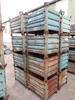 de nombreuses caisses empilées les unes sur les autres dans la poussière