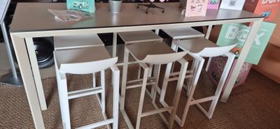 Table mange debout 6 places et 6 sièges hauts de la marque VONDOM (4 b