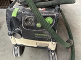 un tuyau vert raccordé à une machine dans un garage