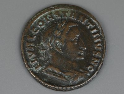 une vieille pièce de monnaie représentant le visage d'un homme, posée sur une table