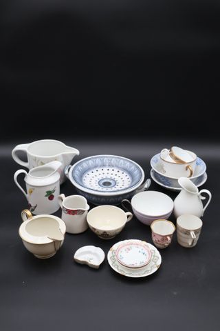 Lot de porcelaine : pots à lait, tasses verseuse, porte-éponge (f...