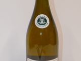 une bouteille de vin posée sur une table