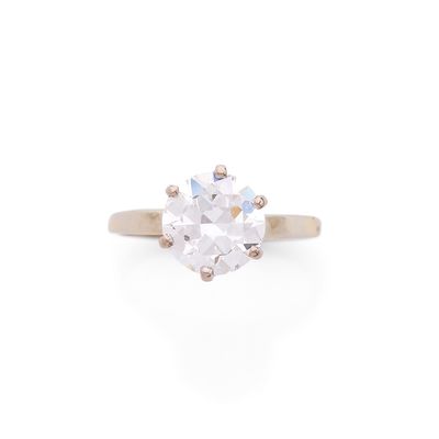 une image représentant une bague en diamant blanc sur fond blanc