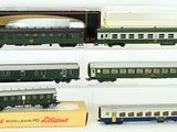 quatre modèles réduits de trains exposés dans une vitrine