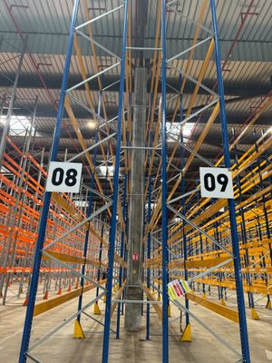 V11: 2 rangées de racks (n°8/9) comprenant environ 30 échell…