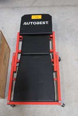 une photo d'une chaise noire et rouge dans un garage