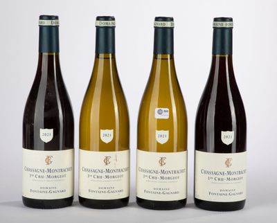 trois bouteilles de vin sont alignées sur une surface blanche