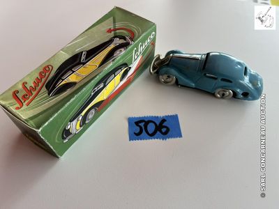 une petite voiture miniature à côté d'une autre petite voiture miniature sur une table