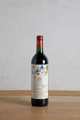 une bouteille de vin rouge posée sur une table en bois