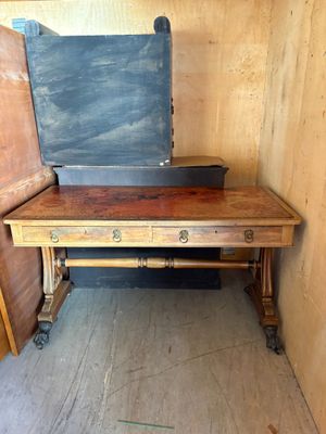 une table en bois sur laquelle est posée une casserole en métal