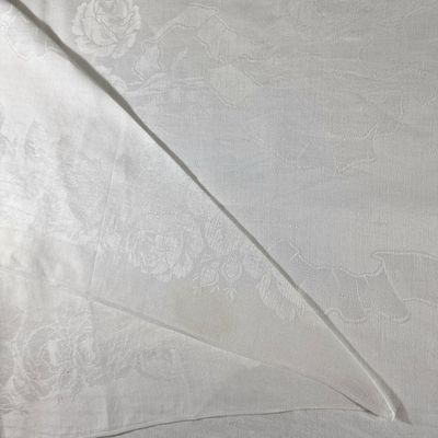 NAPPE RECTANGULAIRE en damassé de lin blanc Circa 1920 à déc…
