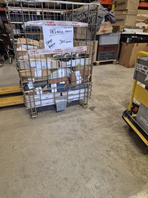 un caddie sur lequel est accrochée une affiche, dans un magasin