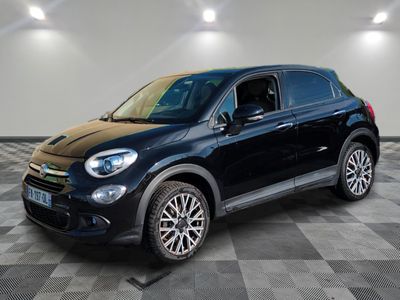 un SUV Fiat noir garé sur un sol en carrelage à damier