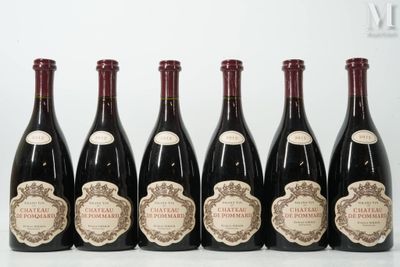 six bouteilles de vin sont alignées sur une table