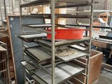 un présentoir métallique sur lequel sont disposés plusieurs plateaux de nourriture