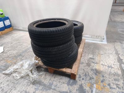 une pile de pneus posée sur une palette au sol