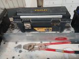 une boîte à outils contenant des outils et une paire de pinces