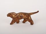 figurine en bois représentant un chat sur fond blanc