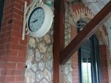 une horloge située sur la façade d'un immeuble