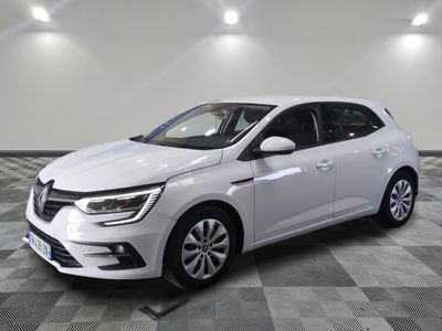 une voiture blanche garée dans une pièce au sol en damier