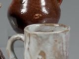 de nombreux types de vases différents posés sur une table