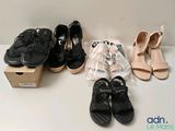 Plusieurs paires de chaussures pour femmes sont alignées sur une table